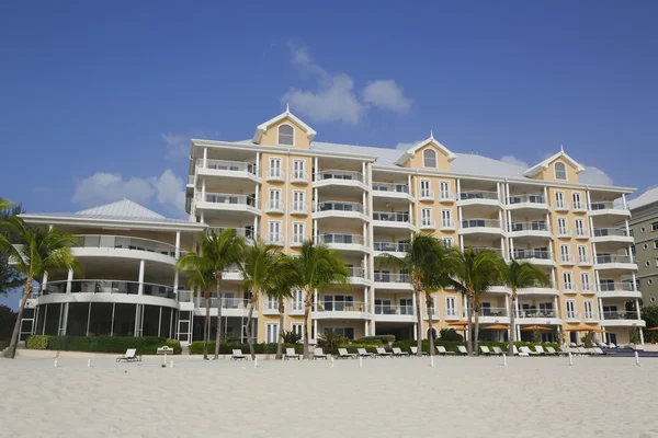 Condominio de lujo situado en la playa de las Siete Millas en Grand Cayman — Foto de Stock
