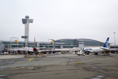 Hava trafik kontrol kulesi ve Terminal 4 Virgin Atlantic ve Egyptair uçakla Jfk Havaalanı kapılarında