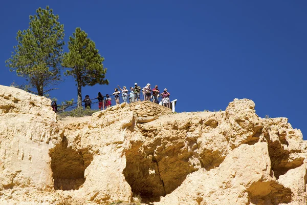 Ziyaretçi gündoğumu noktada Utah Bryce Canyon Milli Parkı — Stok fotoğraf