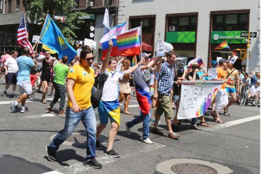 Rusça bilen Amerikan Lgbt gurur geçit katılımcılar NY