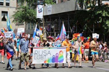 Rusça bilen Amerikan Lgbt gurur geçit katılımcılar NY