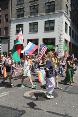 Rusça bilen Amerikan Lgbt gurur geçit katılımcılar NY