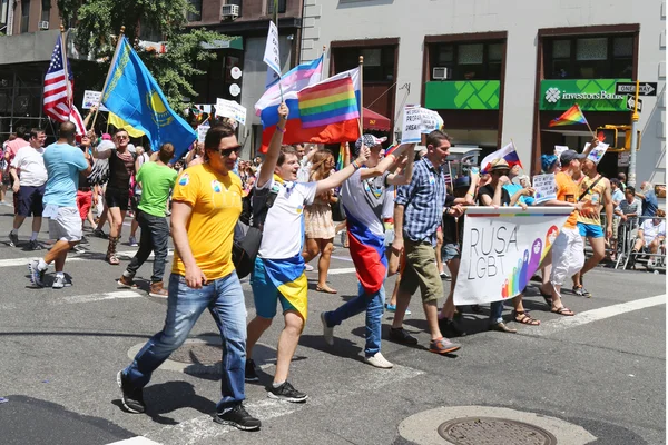 Russischsprachige amerikanische lgbt pride parade teilnehmer in ny — Stockfoto