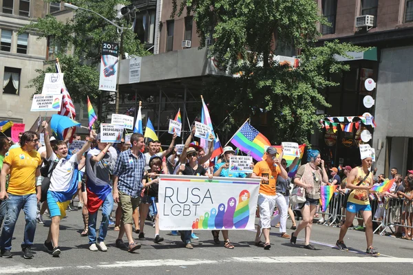 Russischsprachige amerikanische lgbt pride parade teilnehmer in ny — Stockfoto