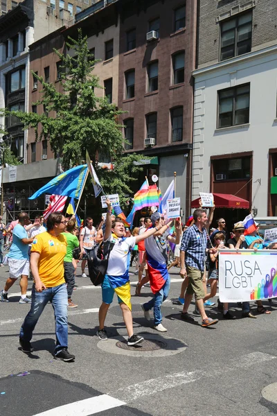 Russischsprachige amerikanische lgbt pride parade teilnehmer in ny — Stockfoto
