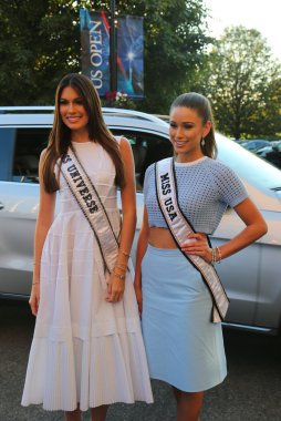 Miss Universe 2014 Gabriela işler Venezuela ve Bayan ABD 2014 Nia Sanchez Nevada-daha önce bizi açık 2014 açılış gecesi töreni kırmızı halı