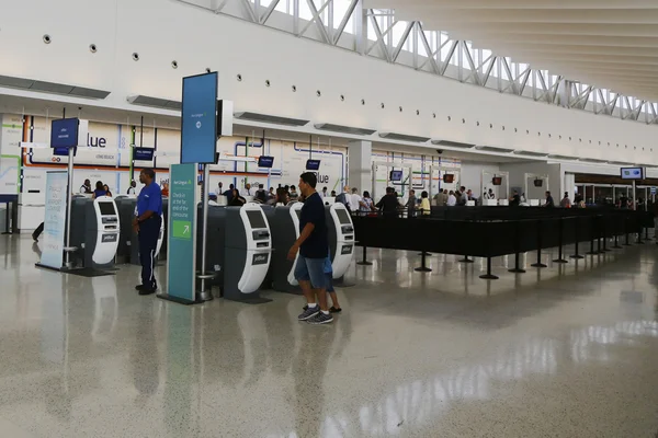 Dentro de JetBlue Terminal 5 en el Aeropuerto Internacional JFK en Nueva York — Foto de Stock