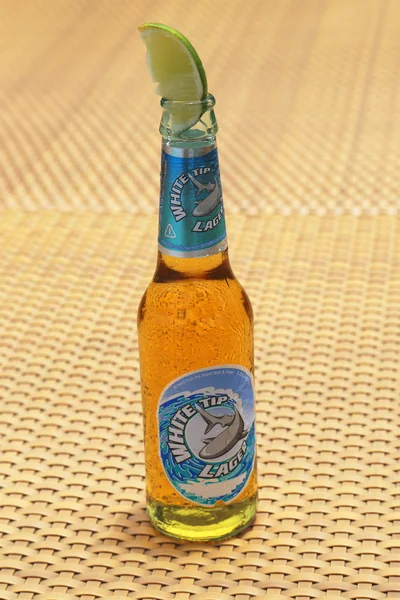 Lokales Bier serviert an der bar in george town, grand cayman — Stockfoto