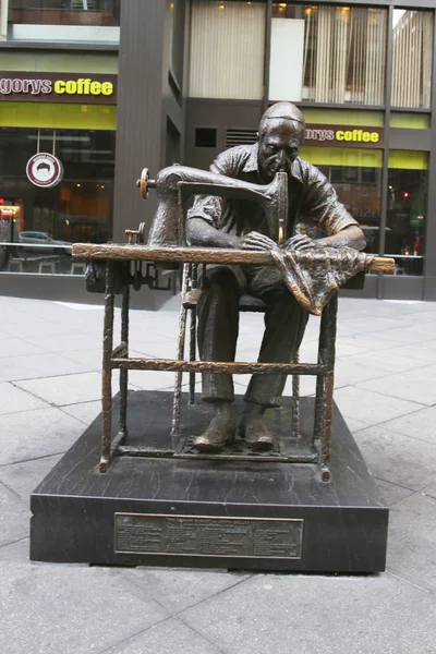 The Garment Worker sculpture by Judith Weller at the Fashion District in Manhattan — Stock Photo, Image