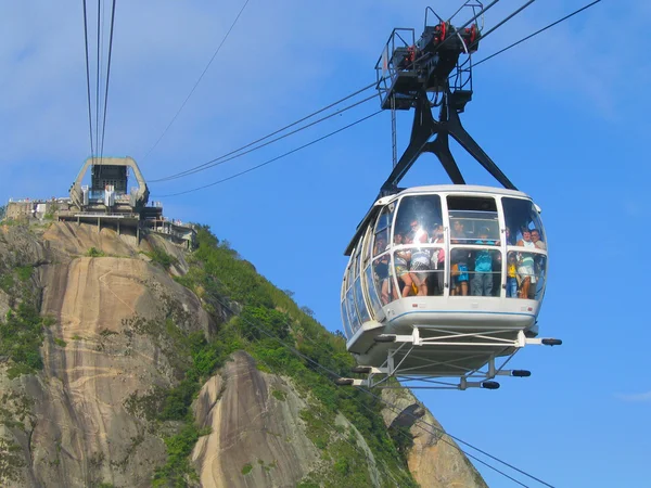 Teleférico transportando turistas de Sugar Loaf Mountain no Rio de Janeiro — Fotografia de Stock
