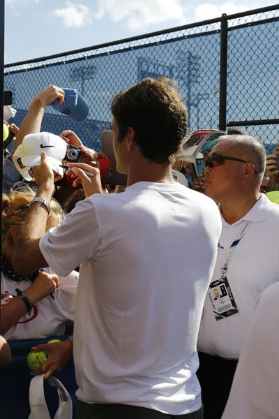 On yedi kez Grand Slam şampiyonu Roger Federer Antrenmandan sonra bize açık 2014 Billie Jean King Ulusal Tenis merkezi için imzalama aşamasında — Stok fotoğraf