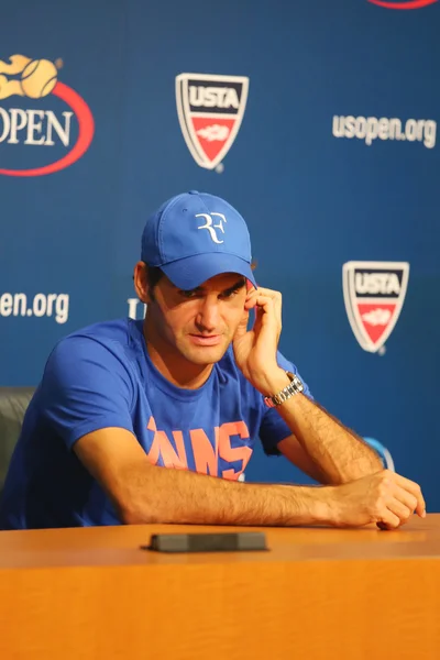 Zeventien keer Grand Slam champion Roger Federer tijdens persconferentie nadat hij verloren halve finale wedstrijd op ons Open 2014 — Stockfoto