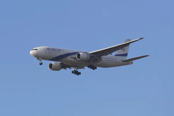 El Al Boeing 777 no céu de Nova York antes de pousar no aeroporto JFK — Fotografia de Stock