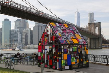 Vitray heykel Tom Fruin Brooklyn Köprüsü'nün altında tarafından
