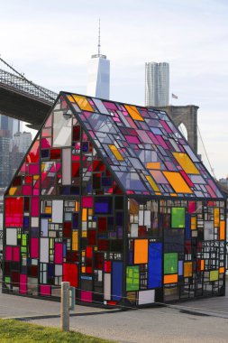 Vitray heykel Tom Fruin Brooklyn Köprüsü'nün altında tarafından