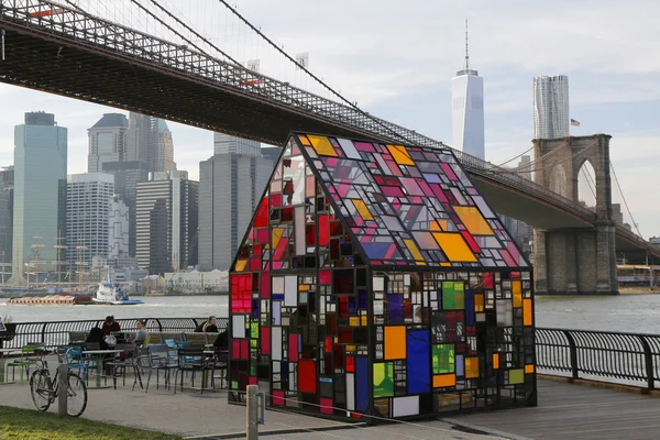 Escultura de vidro manchado por Tom Fruin sob Brooklyn Bridge — Fotografia de Stock