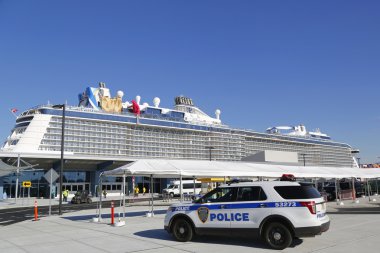 Royal Caribbean Cruise Gemi kuantum için denizlerin güvenlik sağlayan bağlantı noktası yetkilisi polis New York New Jersey