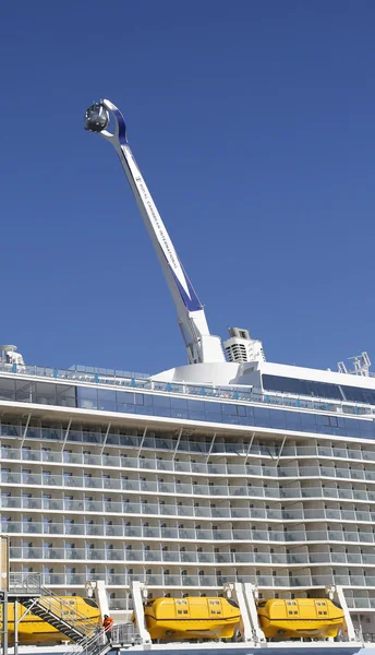 De Northstar uitkijktoren op de nieuwste Royal Caribbean Cruise schip Quantum van de zeeën gedokt in Cape Liberty Cruise haven — Stockfoto