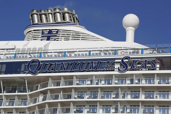 Uusin Royal Caribbean Cruise Ship Quantum of the Seas telakoitui Cape Liberty Cruise Portiin ennen avajaismatkaa. — kuvapankkivalokuva