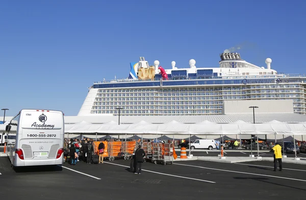 Premiers passagers arrivant au nouveau navire de croisière royal des Caraïbes Quantum of the Seas amarré au port de croisière Cape Liberty avant le voyage inaugural — Photo