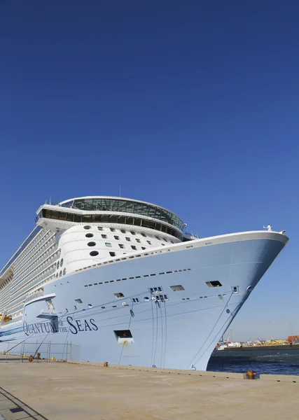 Le plus récent navire de croisière royal des Caraïbes Quantum of the Seas accosté au port de croisière Cape Liberty avant le voyage inaugural — Photo