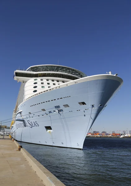 El más nuevo Royal Caribbean Cruise Ship Quantum of the Seas atracado en Cape Liberty Cruise Port antes del viaje inaugural — Foto de Stock