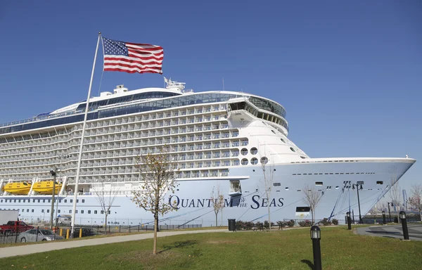 Mais novo Royal Caribbean Cruise Ship Quantum of the Seas atracado no porto de Cape Liberty Cruise antes da viagem inaugural — Fotografia de Stock