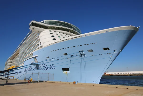 Nieuwste Royal Caribbean Cruise schip Quantum van de zeeën aangemeerd bij Cape Liberty Cruise Port voordat inaugurele voyage — Stockfoto