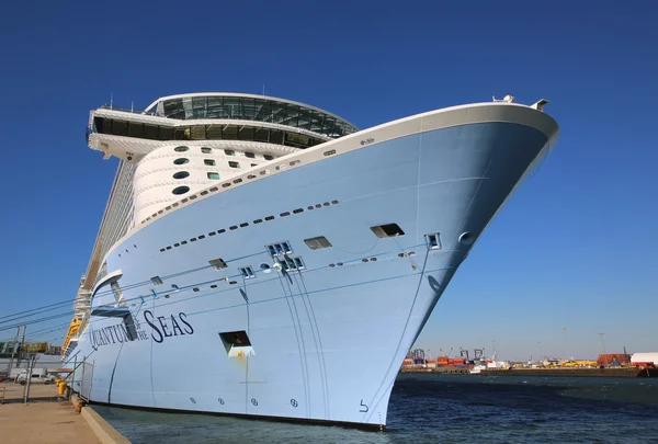 Nieuwste Royal Caribbean Cruise schip Quantum van de zeeën aangemeerd bij Cape Liberty Cruise Port voordat inaugurele voyage — Stockfoto