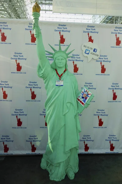 Özgürlük heykeli ile ziyaretçi kimliği büyük Ny diş toplantısında — Stok fotoğraf