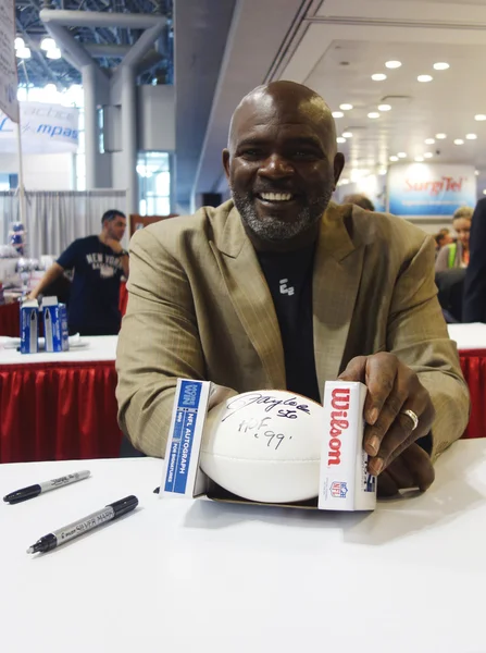 Lawrence Taylor, linebacker des Giants de New York et Hall of Famer, lors d'une séance d'autographes à New York — Photo