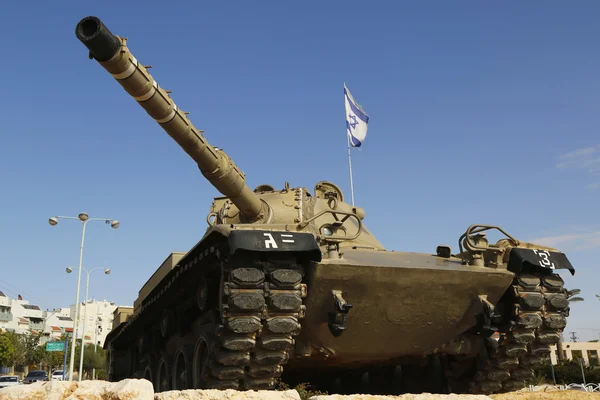 Танк Армии обороны Израиля "Меркава" в память о павшем офицере из бригады "Голани" в Беэр-Шеве — стоковое фото