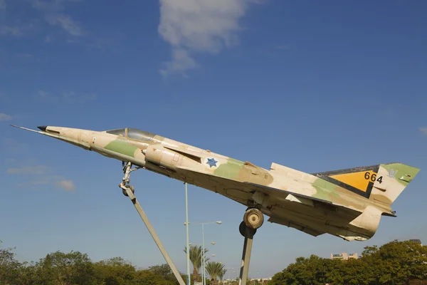 Avion de chasse Kfir C2 de l'armée de l'air israélienne sur un rond-point à Beer Sheva — Photo