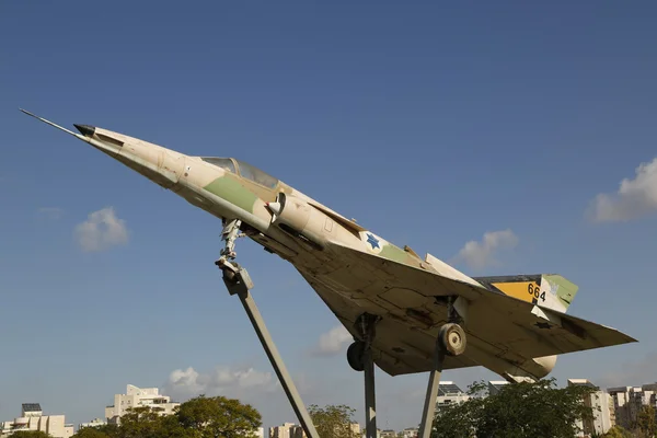 Avión de combate Kfir C2 de la Fuerza Aérea de Israel en un círculo de tráfico en Beer Sheva — Foto de Stock