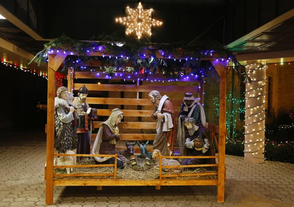 Presépio de Natal com três Sábios apresentando presentes para o bebê Jesus, Maria e José — Fotografia de Stock