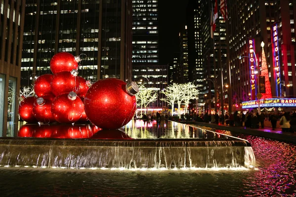 New York City marco, Radio City Music Hall em Rockefeller Center decorado com decorações de Natal no centro de Manhattan — Fotografia de Stock