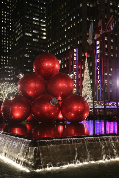 New York City landmark, Radio City Music Hall in Rockefeller Center decorated with Christmas decorations in Midtown Manhattan — Stock Photo, Image