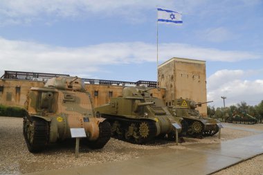 Sol M3 Grant, M3 Lee ve M3a1 Stuart Latrun, Yad La-Shiryon zırhlı kolordu Müzesi'nde sergilenen Amerikan hafif tankları