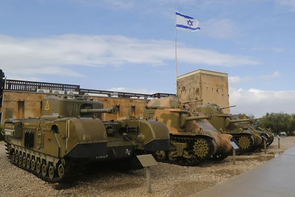 英国的重型步兵坦克丘吉尔在 Yad La Shiryon 装甲军团博物馆在拉特伦 — 图库照片