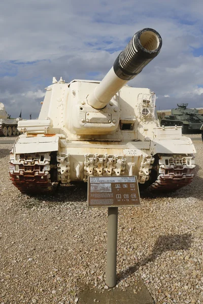 Russo fez ISU-152 arma auto-propulsionada capturada pela IDF durante a Guerra dos Seis Dias no Sinai em exposição no Yad La-Shiryon Armored Corps Museum em Latrun — Fotografia de Stock