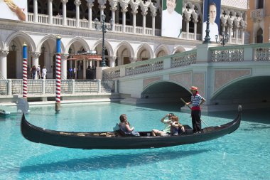Kimliği belirsiz kişi Venetian Resort Hotel Casino Grand Canal gondol yolculuğun tadını çıkar.