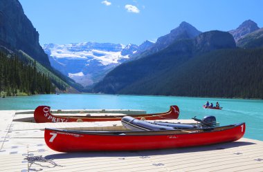 Kano üzerinde güzel turkuaz Lake Louise