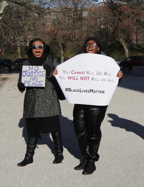 Протестующие протестуют против жестокости полиции и решения большого жюри по делу Эрика Гарнера на площади Великой армии в Бруклине
