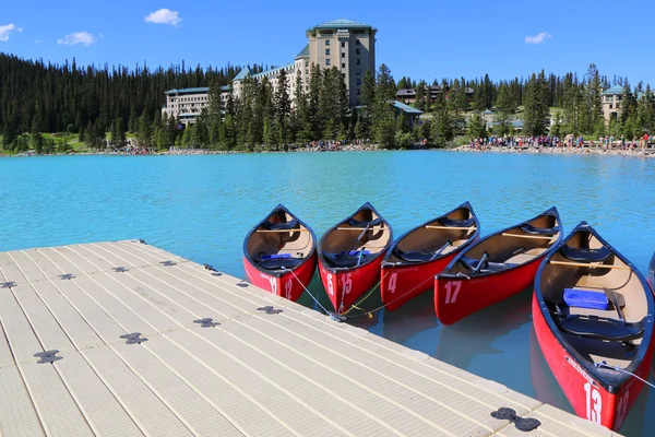 Canoes on beautiful turquoise Lake Louise — Stock Photo, Image