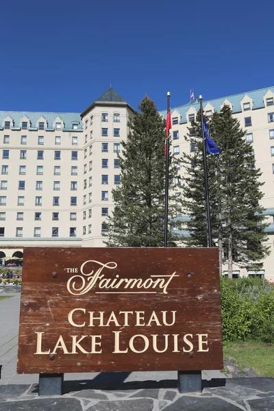 Vista del famoso Fairmont Chateau Lake Louise Hotel —  Fotos de Stock