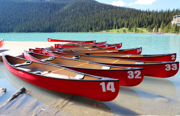 Canoas en el hermoso lago Louise turquesa — Foto de Stock