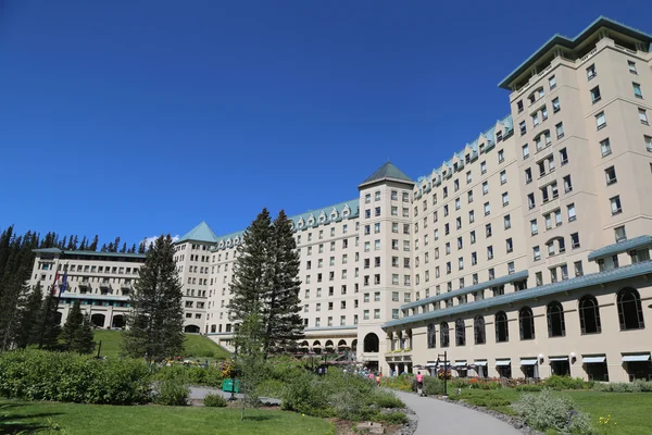 View of the famous Fairmont Chateau Lake Louise Hotel — Stock Photo, Image