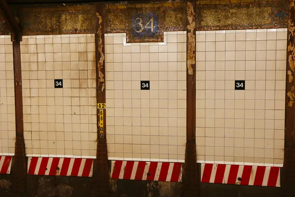 Mosaikschild an der U-Bahn-Station 34 in Manhattan — Stockfoto
