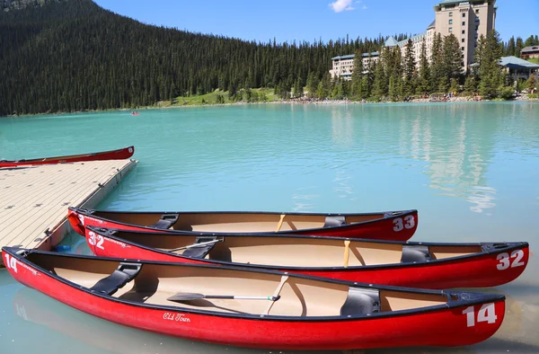 Canoes on beautiful turquoise Lake Louise — Stock Photo, Image