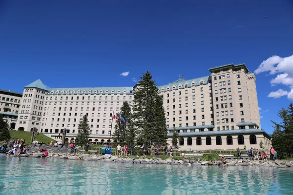 View of the famous Fairmont Chateau Lake Louise Hotel — Stock Photo, Image